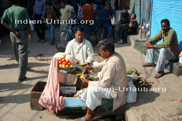 Indisches Daal (gekochte Linsen), das auf der Straße als Speise für sehr kleines Geld angeboten wird.