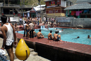 Indisches Schwimmbad auf dem Weg zum Himalaja und der Quelle zum Ganges, das Ziel der gläubigen Pilger, bei den Indien Reisen.