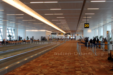Am Gate 20 auf dem Indira Gandhi International Airport für dem Weiterflug nach Bombay beim Transit.