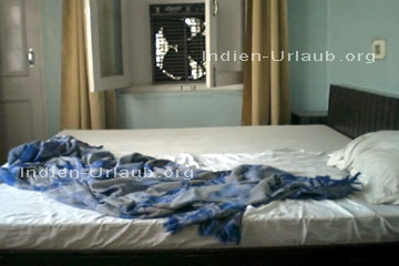 Mein Hotelzimmer in der indischen Stadt Jammu in dem nördlichsten indischen Bundesstaat Kashmir. Man erkennt das Bett und die Decke sowie die Balkontür und die Klimaanlage. Es gab noch ein Zimmer mit Fernseher und ein Bad. Habe auch ein Video vom Hotelzimmer gemacht doch das ist privat.