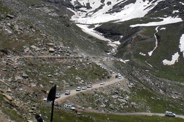 Jeeps und Autos die auf einen Pass im Himalaya unterwegs sind.