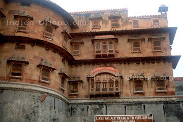 Balkone und Erker am Junagarh Fort in Bikaner, Indien Rajasthan.