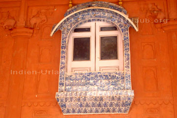Balkonfenster mit italienischen Fliesen verziert an einem Palast im Junagarh Fort in Bikaner, Rajasthan Indien.