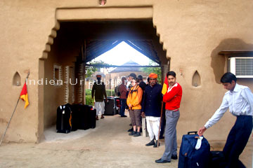 Eingang von einer alten Karawanserei das heute als ein Hotel fungiert bei unserer Rajasthan Rundreise in Indien.