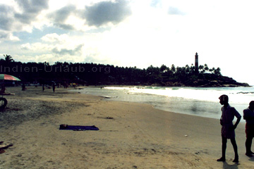 Strand in Kerala Südindien mit Leuchtturm.