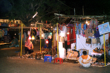 Kunsthandwerkermarkt in Baga auf dem Saturday Night Market.