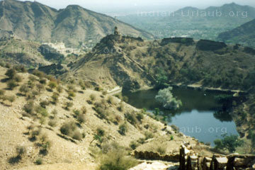 Landschaft und kleiner See neben einer Festung in Indien. Blick von der Festung über die grünen Täler.