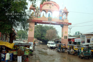 Thakurji Tempel Eingang in Mandawa bei der Rajasthan Rundreise in Indien.