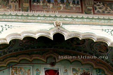 Deckenmalerei an der Pforte von einem Haveli in Mandawa bei der Rajasthan Rundreise und durch Indien.