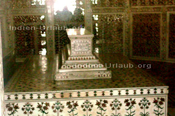 Grab der Königin Mumtaz Mahal und dem Mogul König Shah Jahan im Taj Mahal bei unseren Indien Reisen.
