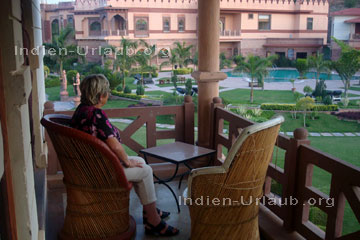 Blick auf den schön angelegten Garten mit Swimmingpool von unserem Balkon des Hotelzimmers in einem Hotel bei unserer Rajasthan Rundreise.