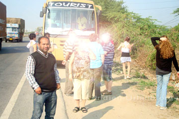 Das ist der Bus den wir für weite Strecken in Rajasthan bei der Indien Pauschalreise in Indien hatten, da zeige ich auch noch ein Bild von innen, der Mann im schwarzen Pollunder ist unser indischer Reiseleiter.