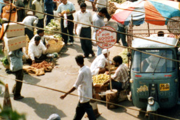 Rickshaw-Taxis neben dem Markt in Mapusa mit denen man für wenig Geld überall hin kommt und das noch nicht mal langsamer als wenn man mit einem klimatisierten Taxi in Indien unterwegs ist.