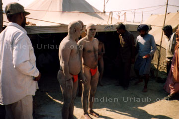 Sadhu Babas, halbnackte heilige Männer deren Körper mit Asche bedeckt sind. Das ist der erste Status auf dem Weg ein indischer Guru von einem indischen Kloster = Ashram zu werden, die köpfe werden kahl geschoren.
