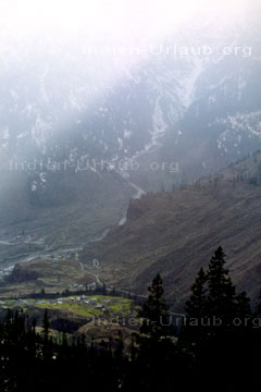 Tal und ein Siebentausender Gipfel bei Manali in dem indischen Bundesstaat Himachal Pradesh im Himalaya, Nordindien. Rechts unten im Bild, die Passstraße mit der tiefen Schlucht zum Manali-Leh-Highway.