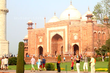 Moschee am Taj Mahal aus roten Sandsteinen und weißen Kuppeldächern neben dem Taj Mahal.
