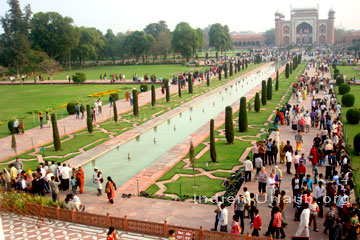 Massen von Touristen im Garten vor dem Grabmal Taj Mahal, Indien - Bundesstaat Uttar Pradesh.