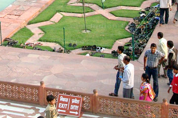 Schuhe die von den Touristen vor dem Betreten der Treppenstufen zur Plattform vom Taj Mahal ausgezogen werden müssen.