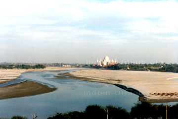 Das Taj Mahal in Agra und der heilige Fluss Yanuma im Indischen Bundesstaat Uttar Pradesh.