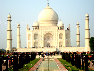 Das Taj Mahal in Agra, im Indischen Bundesstaat Uttar Pradesh bei einer Indien Rundreise im Jahr 2011.