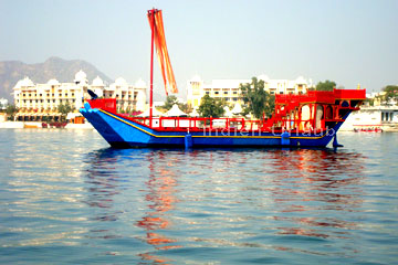 Galeere in Udaipur auf dem Pichola See mit dem die Hotelgäste am Ufer abgeholt werden bei den Rajasthan Rundreisen in Indien.