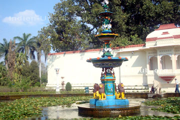 Farbenprächtiger Springbrunnen bei der Besichtigung von Udaipur im indischen Bundesstaat Rajasthan.