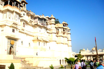 Stadtpalast in Udaipur bei den Rajasthan Rundreisen in Indien.